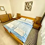 Pine & Pool Apartman *