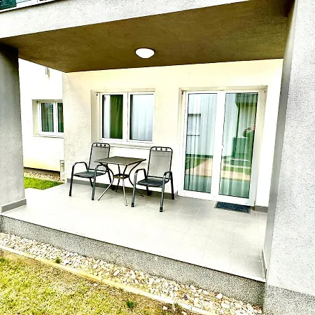 Pine & Pool Apartment