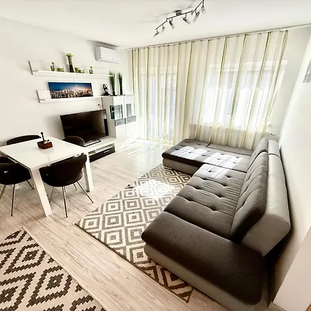 Pine & Pool Apartman *